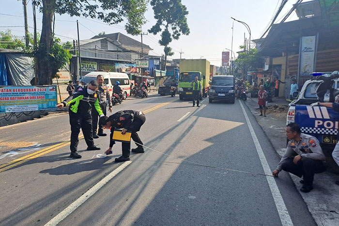 Satlantas Polresta Malang Kota melakukan olah TKP kecelakaan di Jalan Panji Suroso