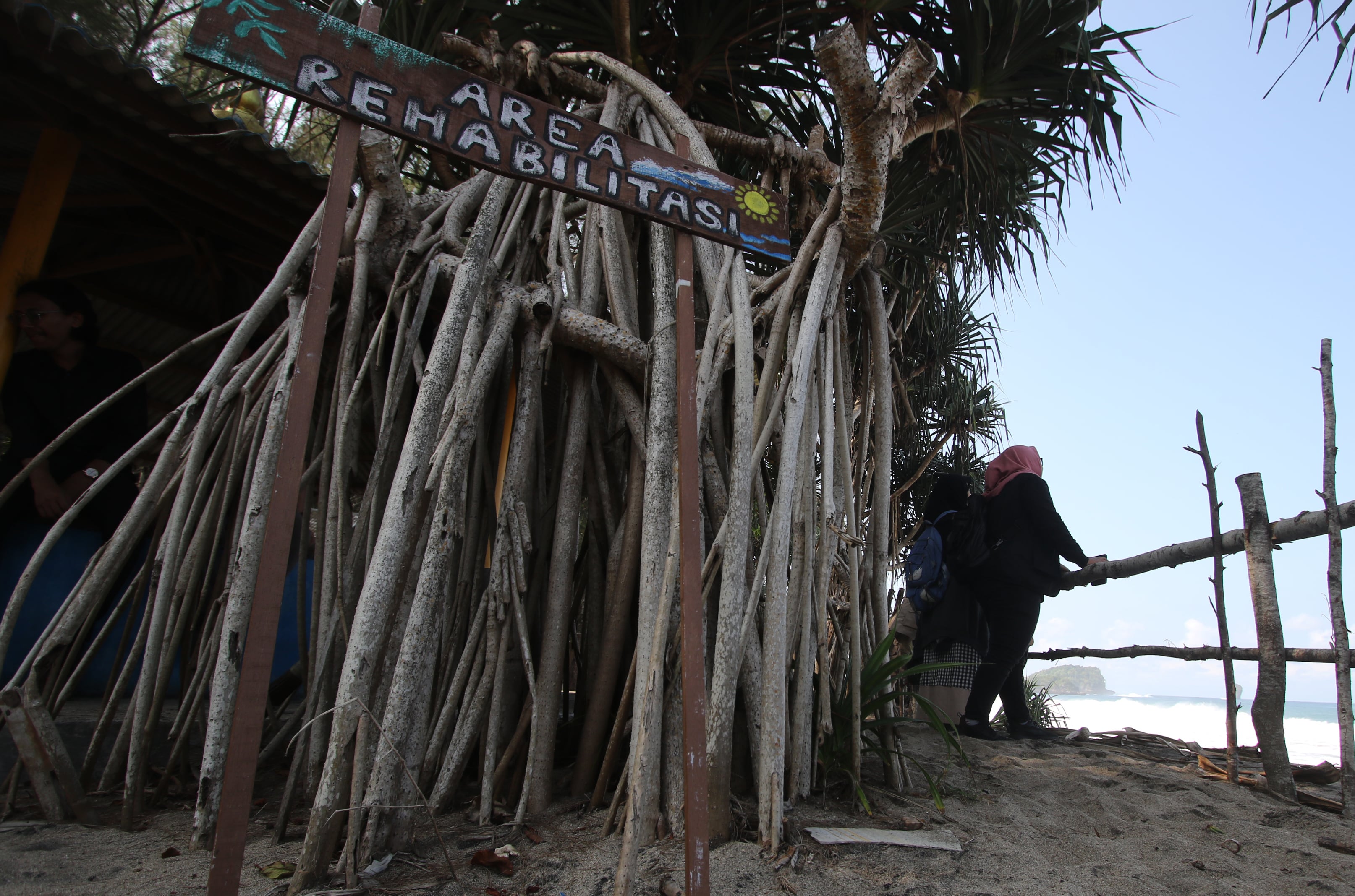 CEGAH ABRASI: Wisatawan menikmati keindahan alam Pantai Bajulmati di sekitar mangrove kemarin