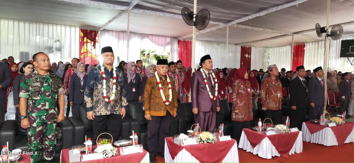 KELULUSAN: Bupati Malang H M. Sanusi (tiga dari kiri) menghadiri purnawiyata SMPN 1 Tumpang, Sabtu (15/6)