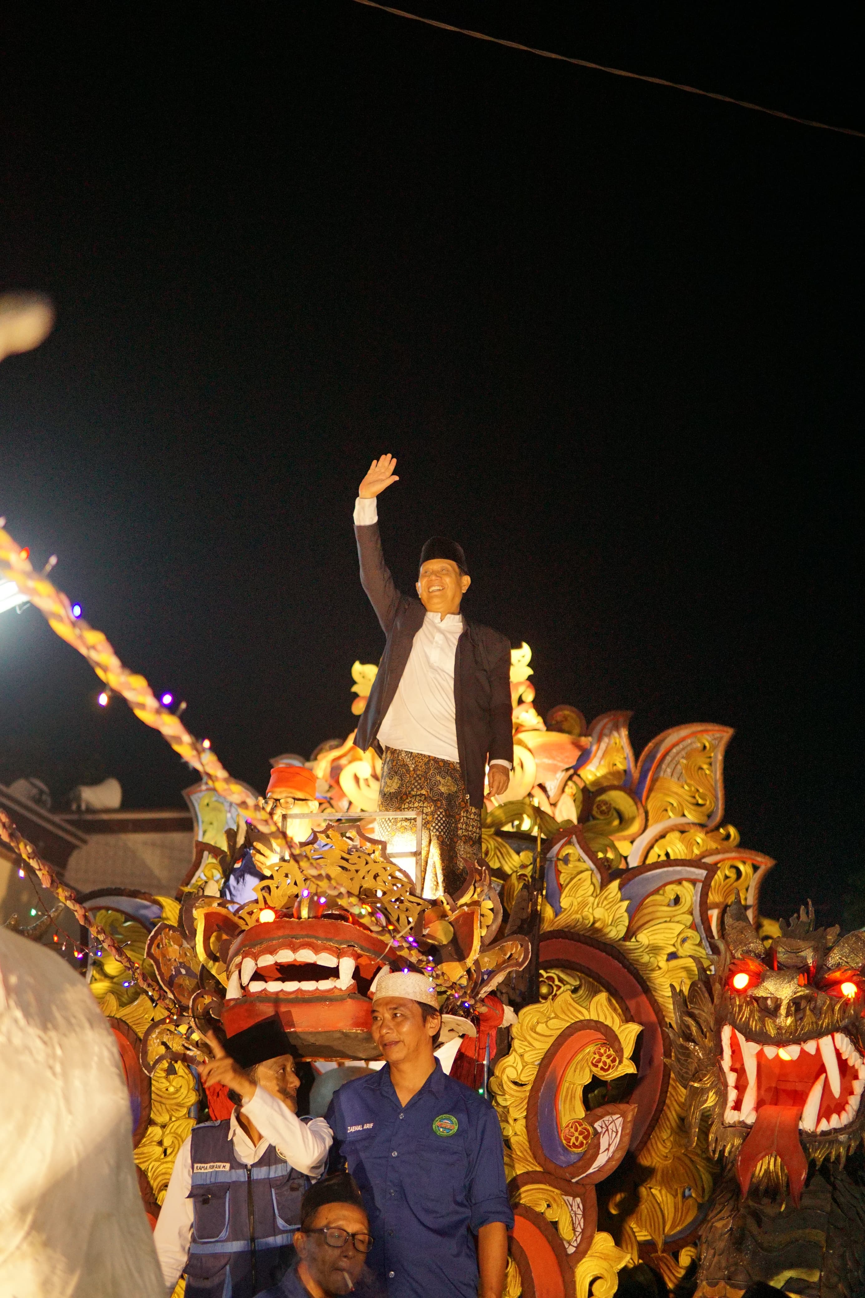 BERSAMA MASYARAKAT: Anggota DPRD Jatim dari PDIP Perjuangan Gunawan Wibisono mengikuti takbir keliling, Minggu malam (16/6).