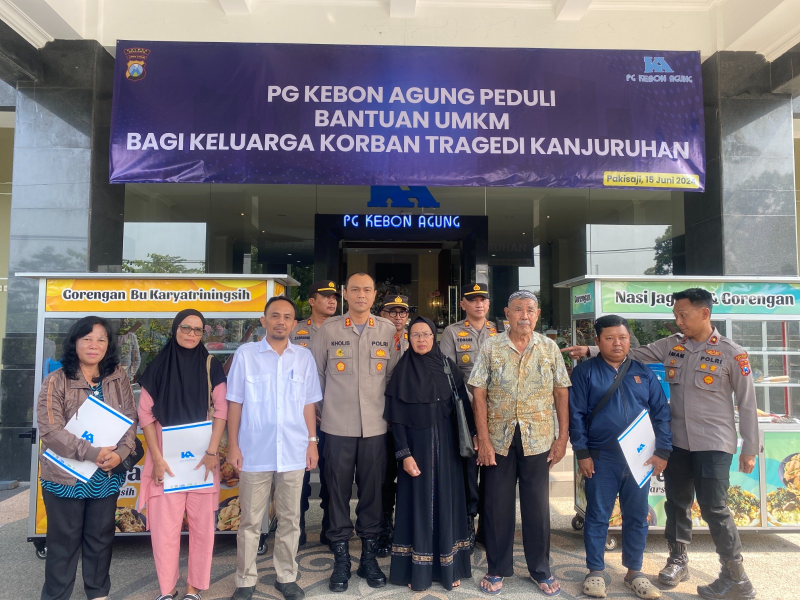 General Manager (GM) PG Kebon Agung Arifin (tiga dari kiri) bersama Kapolres Malang AKBP Putu Kholis Aryana (empat dari kiri) dan keluarga korban tragedi Kanjuruhan yang menerima santunan