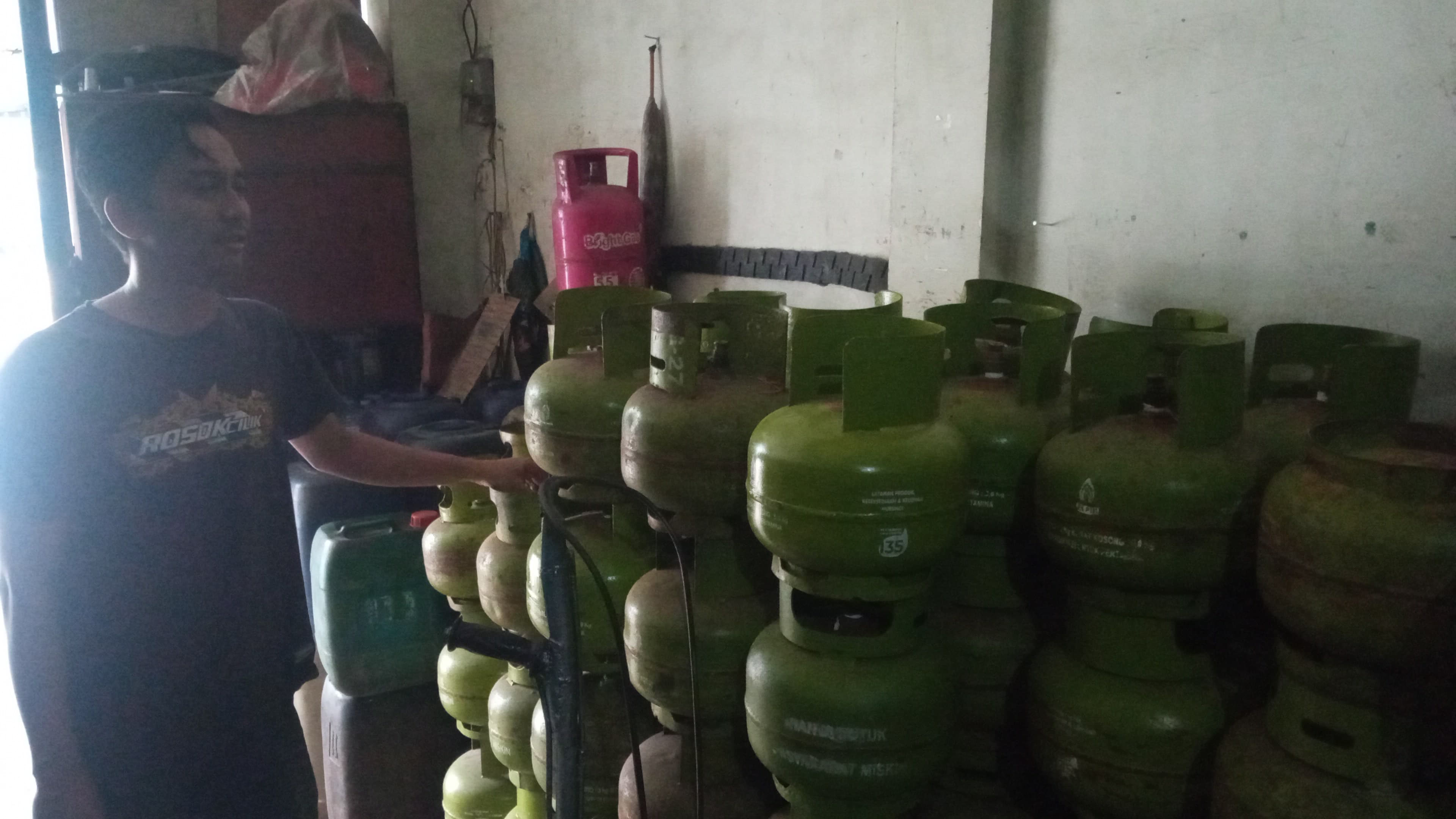 BUTUH YANG MURAH: Penjualan gas LPG di salah satu pangkalan kawasan Pakis tetap didominasi tabung kemasan 3 kilogram yang bersubsidi.