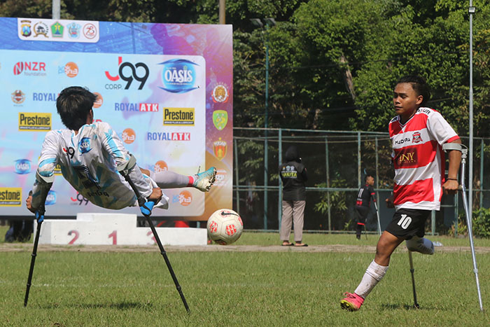 BEREBUT JUARA: Pemain Persama (kanan) berebut bola dengan pemain Persam dari Madura di lapangan mini soccer Stadion Gajayana kemarin (16/6).