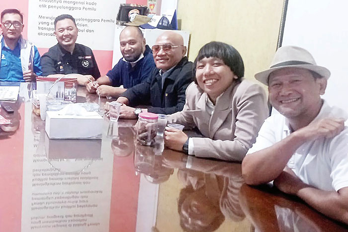 AJUKAN KEBERATAN: Tim hukum Heri Cahyono menyerahkan form keberatan terhadap berita acara verifikasi kepada Ketua KPU Kota Malang Muhammad Toyyib (tiga dari kanan) di kantor KPU kemarin