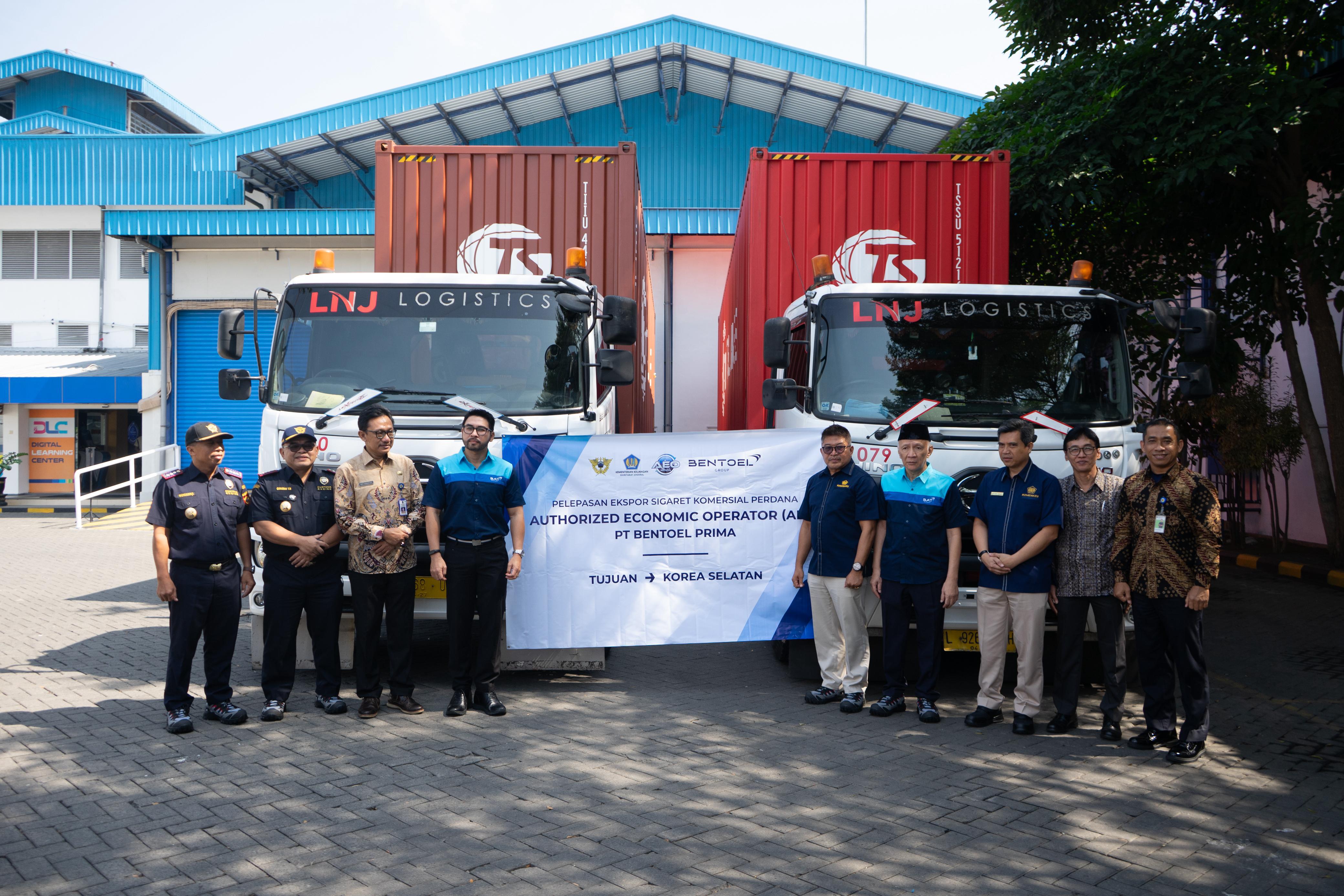 PASAR INTERNASIONAL: Presiden Komisaris Bentoel Group Hendro Martowardojo (empat dari kanan) saat pelepasan ekspor produk tembakau ke Korea Selatan kemarin.