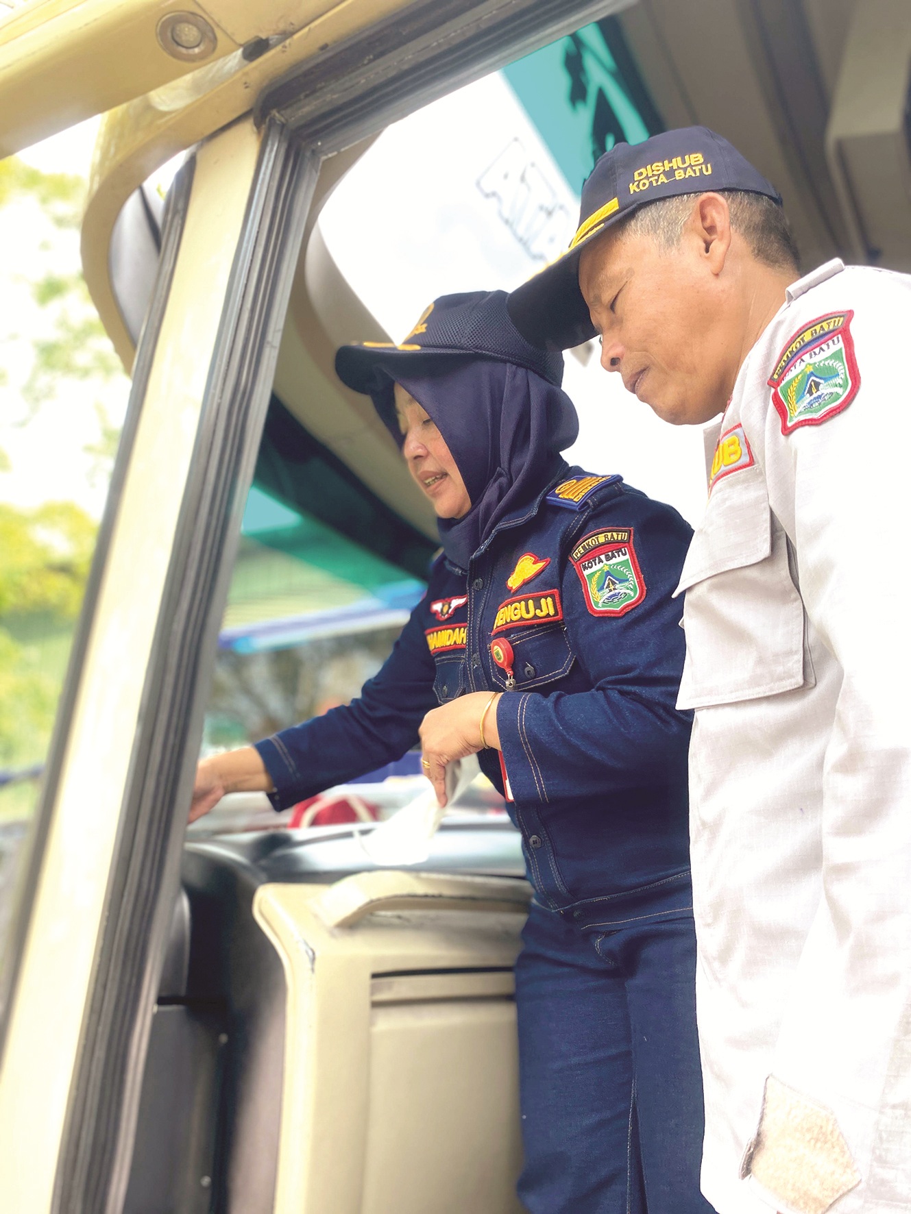 TELITI: Petugas BPTD Kelas II Jatim memeriksa salah satu bus wisata yang hendak menuju Kota Batu kemarin siang.