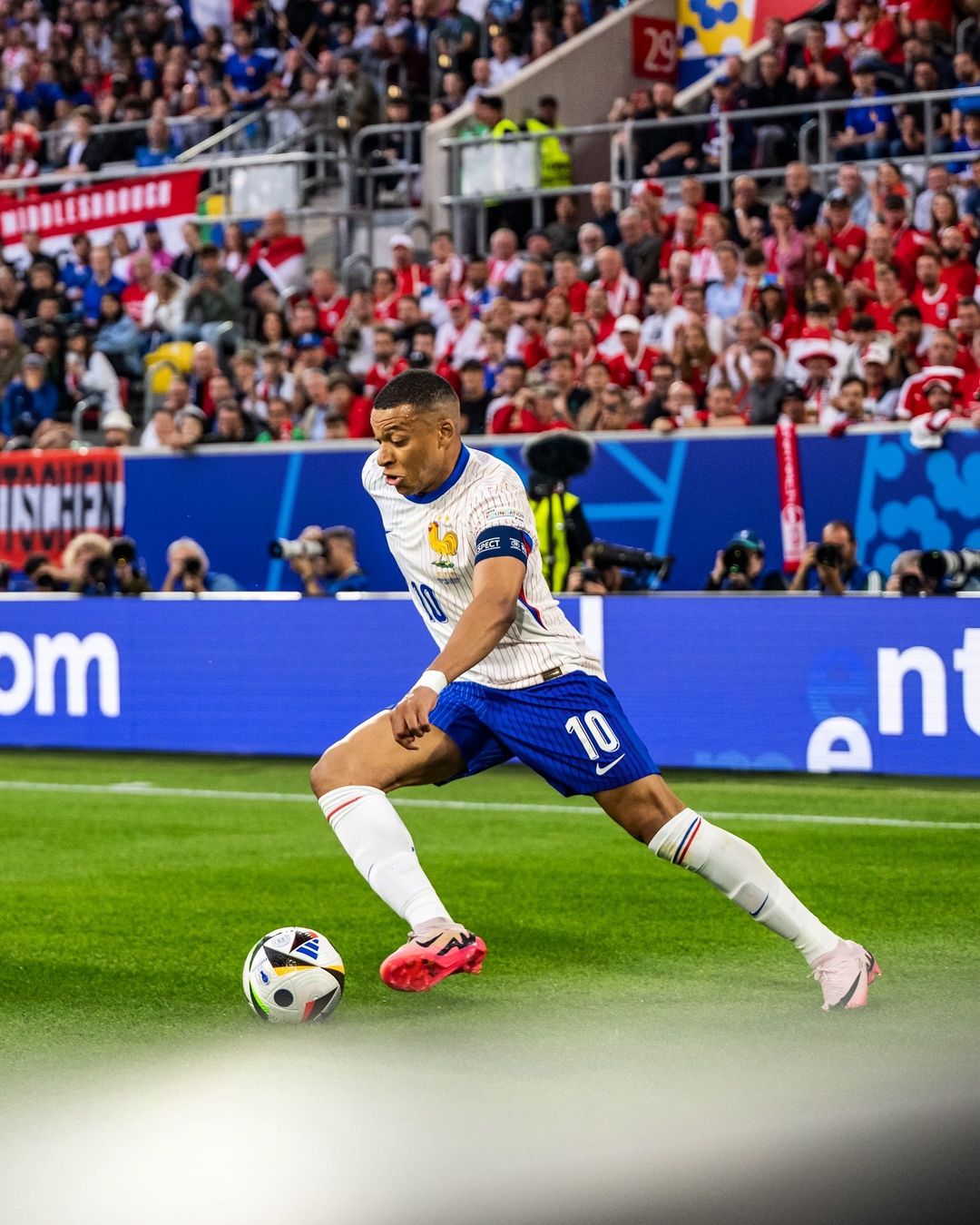 Kylian Mbappe menggiring bola saat melawan Austria pada laga pembuka grup D Euro 2024. (Instagram)