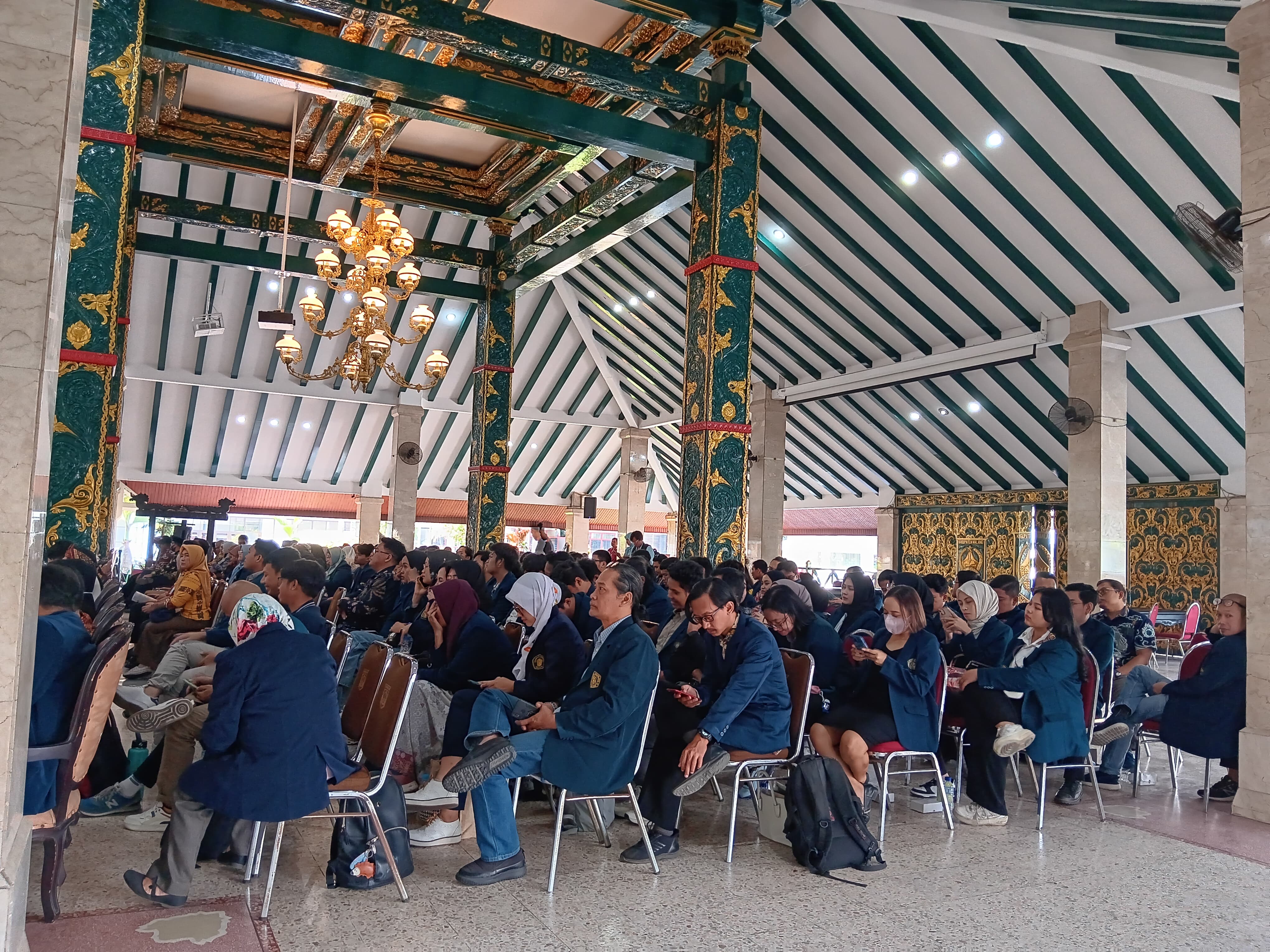 MAJUKAN DESA: Ribuan mahasiswa Universitas Brawijaya (UB) mendapat pengarahan dari Bupati Malang H M. Sanusi di Pendapa Agung Kabupaten Malang kemarin (20/6)