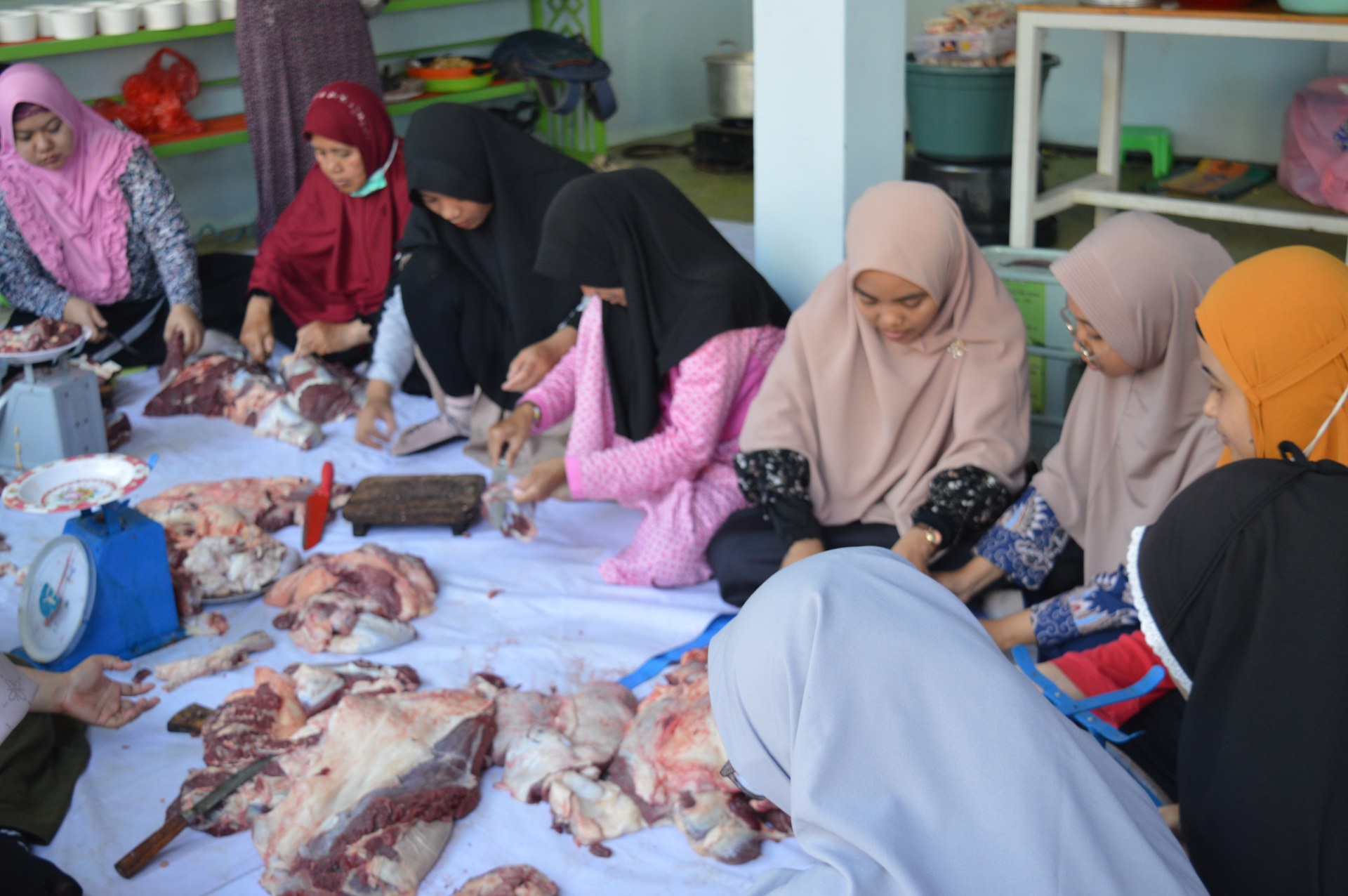 Suasana pemotongan hewan kurban di sekolah As Salam pada 19 Juni lalu.