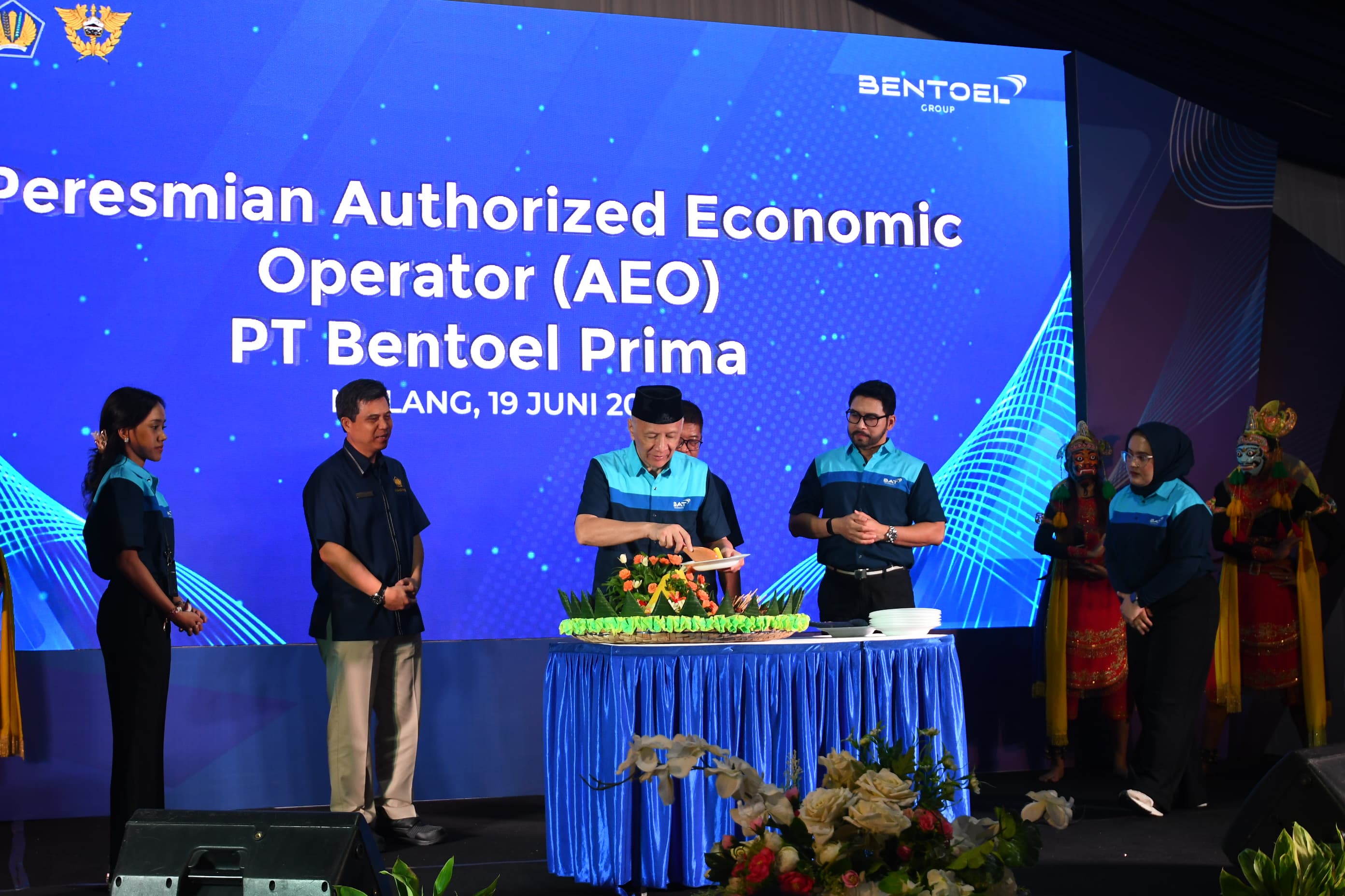 PATUH BAYAR CUKAI: Presiden Komisaris Bentoel Group Hendro Martowardojo memotong tumpeng serah terima sertifikat Authorized Economic Operator (AEO) di kantor Singosari, Rabu lalu (19/6).