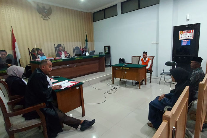 BELUM PUNYA SIM: Agus duduk di kursi terdakwa, sementara ayahnya, Rukimin, memberikan kesaksian atas kecelakaan yang menewaskan seorang pengemudi motor kemarin
