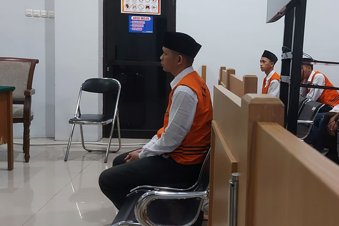 TERDESAK: Ditya Muhshan Muhammad menjalani sidang perdana di Pengadilan Negeri Kepanjen kemarin. Dia didakwa melakukan pembunuhan terhadap istrinya sendiri.