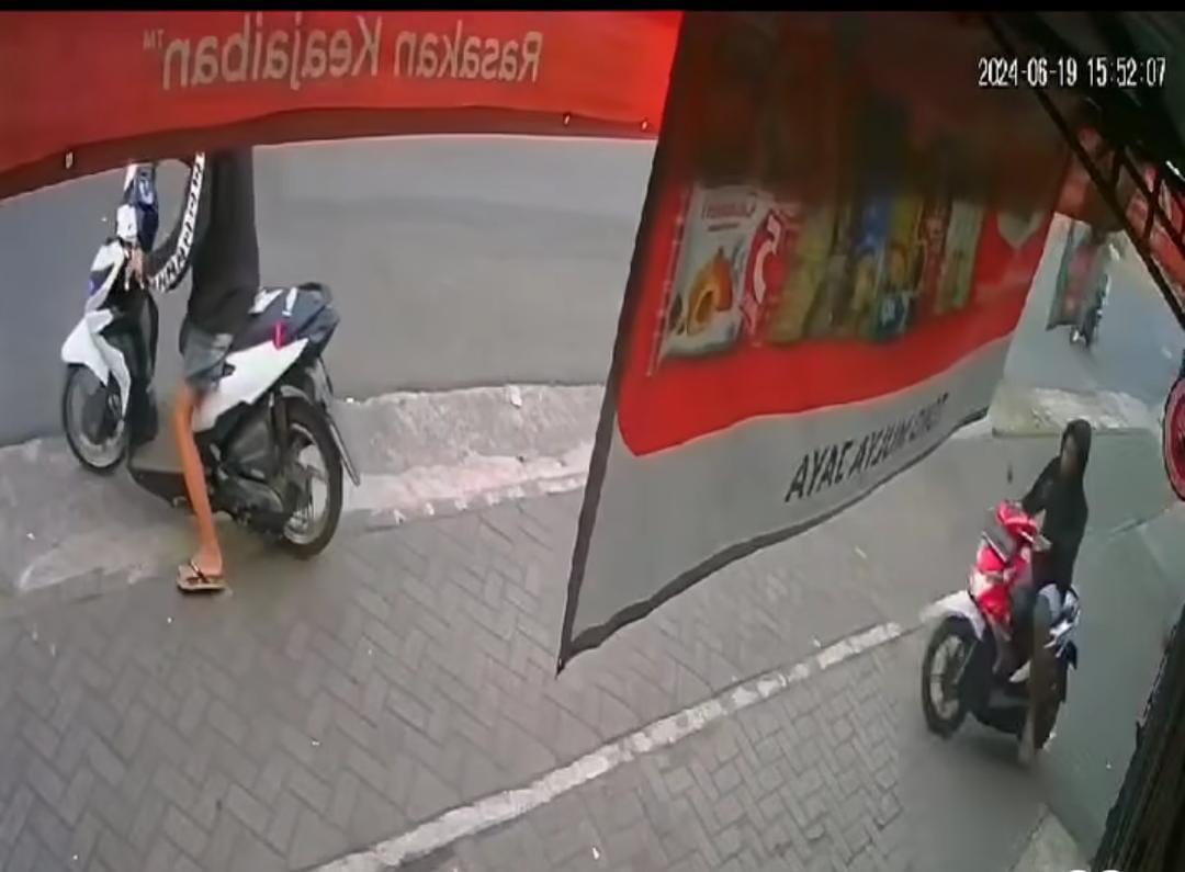 Aksi pelaku membawa kabur motor terekam kamera CCTV