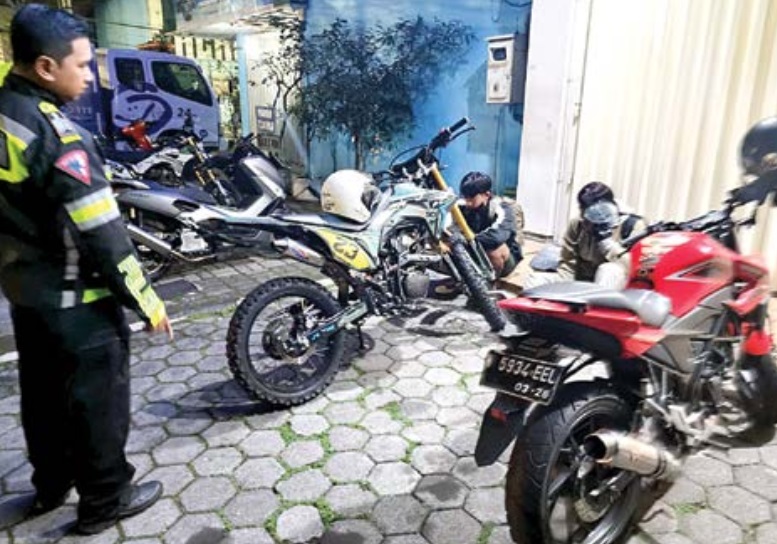 CEGAH BALAP LIAR: Polisi memeriksa sepeda motor berknalpot brong di Jalan Kaliurang, Kelurahan Rampalcelaket, Kecamatan Klojen, kemarin (20/6).