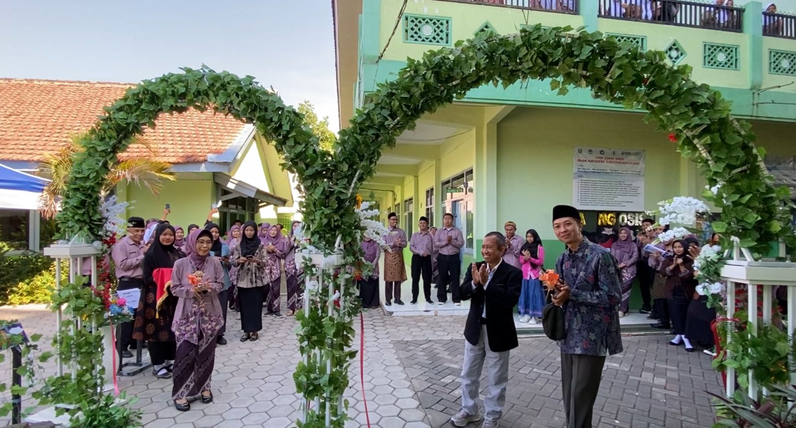 KOMPAK : Kepala Sekolah Ernawati SPd (kiri) bersama Ketua Komite H. Syaiful Arif SH MM membuka acara Panen Karya P5 SMAN 1 Gondanglegi, Kamis (20/6).