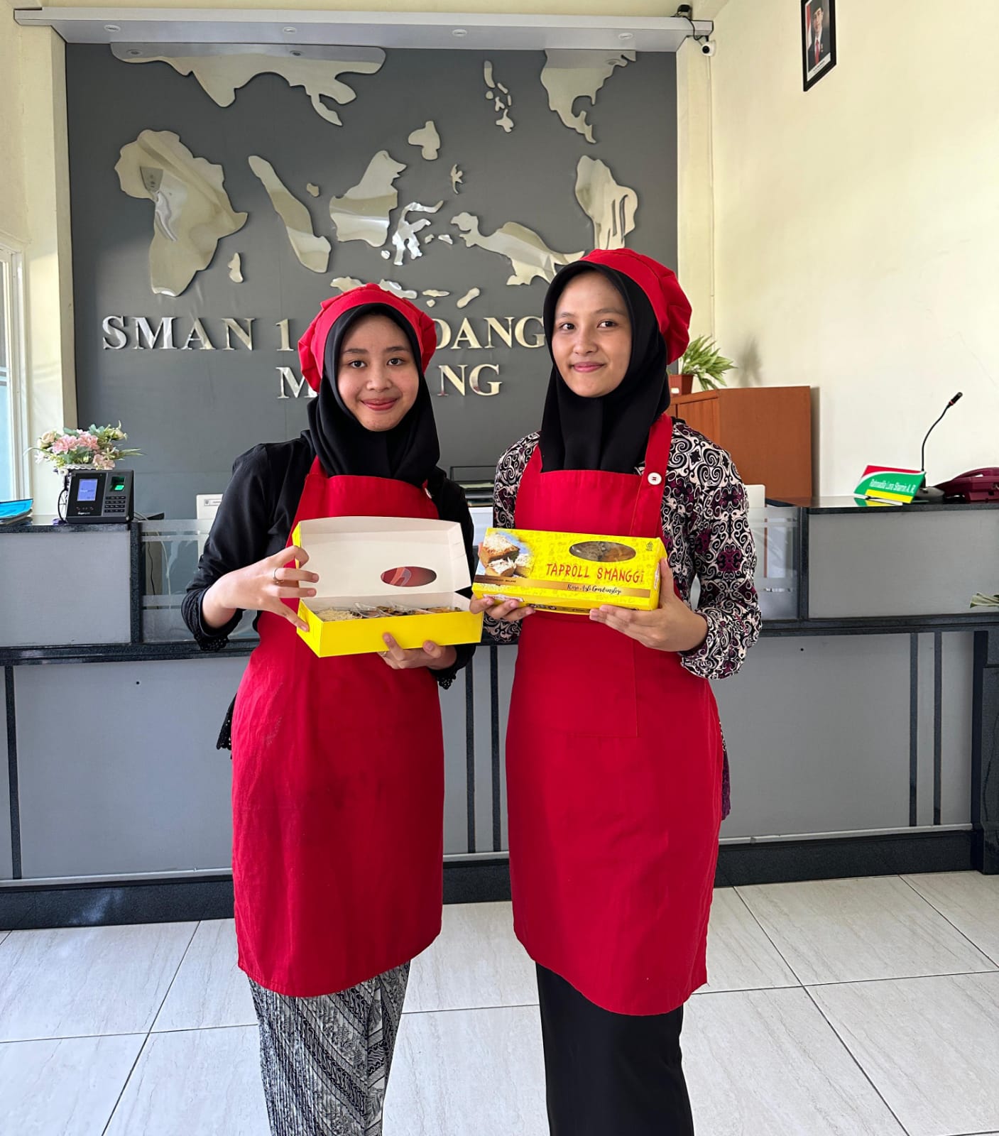 INOVATIF : Dua siswi program Double Track keahlian tata boga menunjukan hasil karya Taproll Smanggi yang sempat meraih Juara 1 Nasional pada 2023 lalu