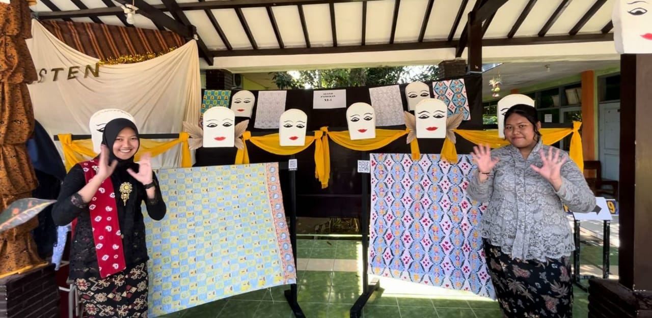 LESTARIKAN BUDAYA : Hasil karya batik buatan siswi kelas XI SMAN 1 Gondanglegi.