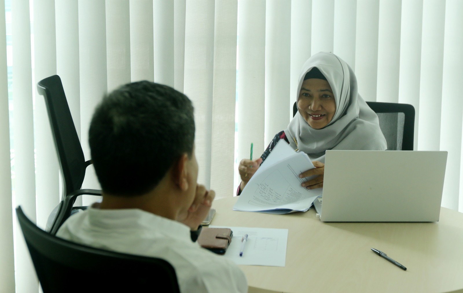 CALON BOS PDAM: Salah seorang peserta seleksi menjalani tes psikologi dan kepribadian di Universitas Negeri Malang (UM) kemarin