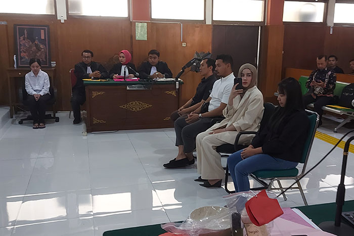 Pasutri Reinukky Abidharma dan Aghnia Punjabi (tengah), sopir (kiri), dan asisten rumah tangga (kanan) dalam sidang kasus penganiayaan bocah oleh babysitter di PN Malang kemarin (21/6)