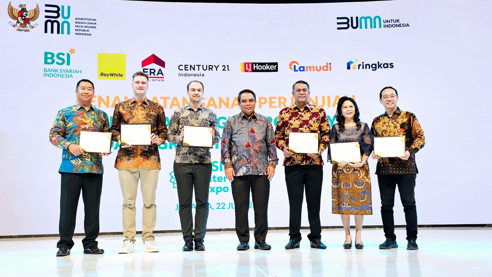 Direktur Sales and Distribution BSI Anton Sukarna (Tengah) bersama dengan Direktur LJ Hooker Indonesia Oka Mahendra Kauripan (paling kiri), Direktur Lamudi Indonesia Mart Polman (dua dari kiri)