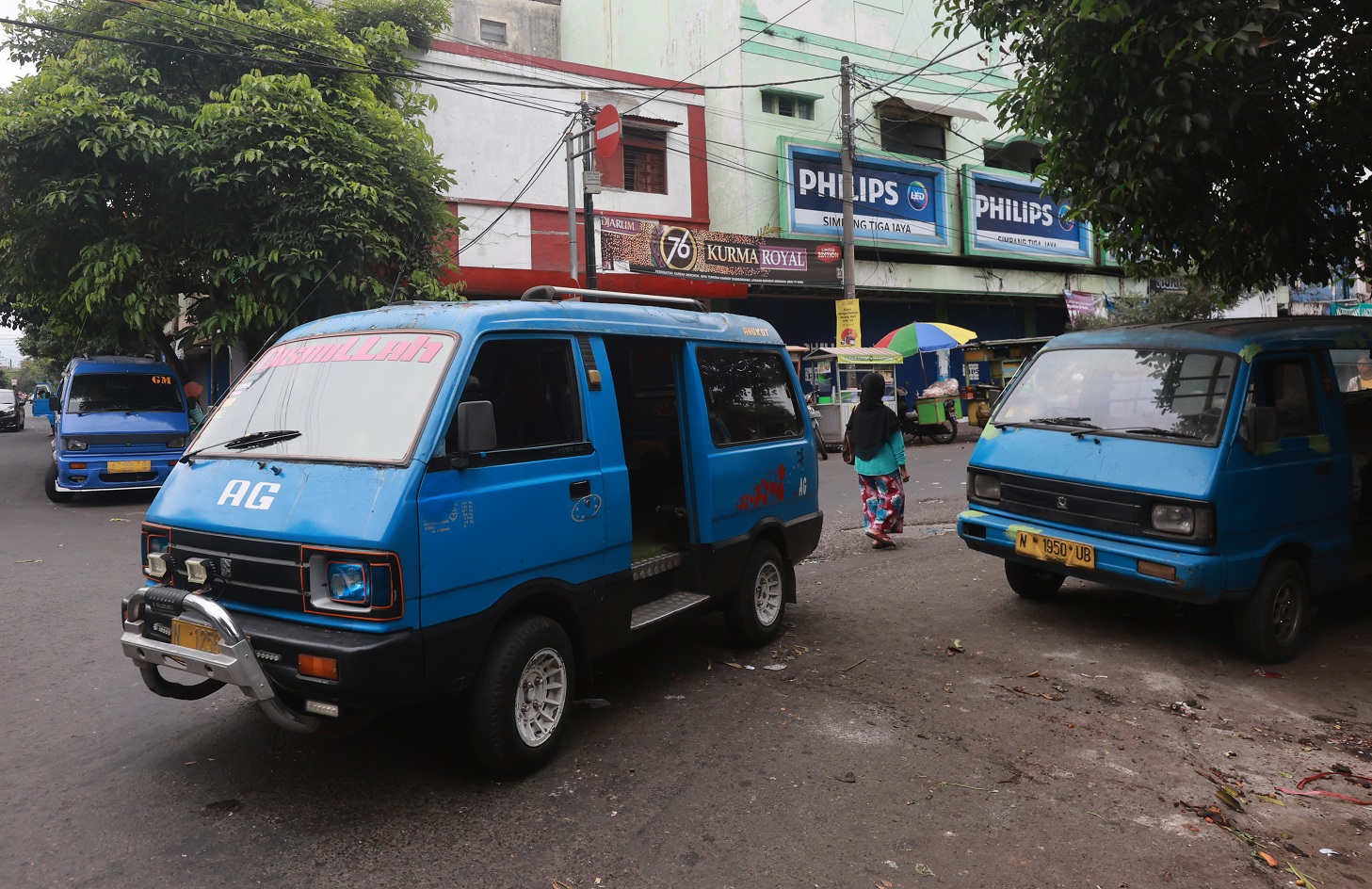 BERANGKAT: Angkot trayek Arjosari-Gadang (AG) melintas di Jalan Kyai Tamin, Sukoharjo, Klojen, kemarin sore. (Darmono/Radar Malang)