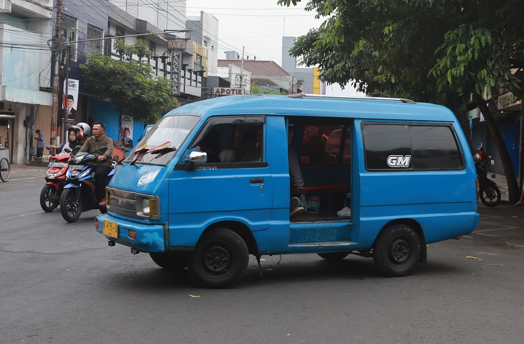 Kondisi angkot yang melintas di Jalan Kyai Tamin, Klojen. (Darmono/Radar Malang)