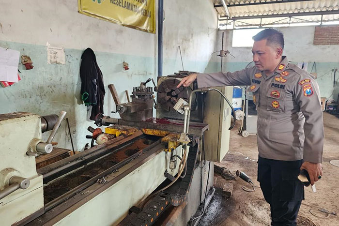 Kapolsek Pakisaji menunjukkan mesin bubut yang menghabisi nyawa Satuki
