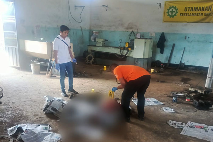 TEMUKAN BANYAK LUKA: Polisi langsung melakukan olah tempat kejadian perkara (TKP) laka kerja di Jalan Raya Kebonagung, Kecamatan Pakisaji, kemarin.