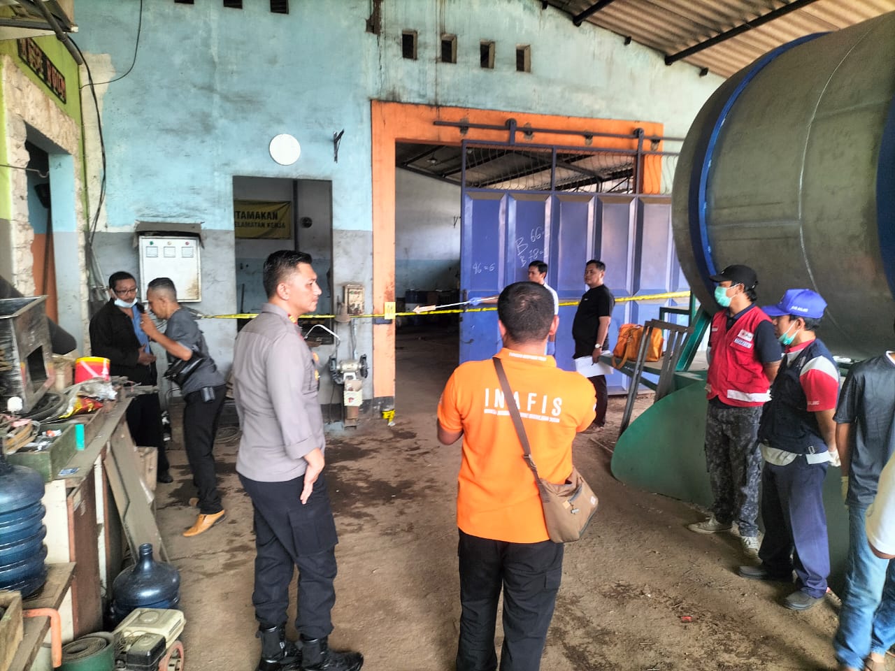 PENYIDIKAN: Aparat kepolisian langsung melakukan pemeriksaan di lokasi meninggalnya korban, Sabtu lalu (22/6).
