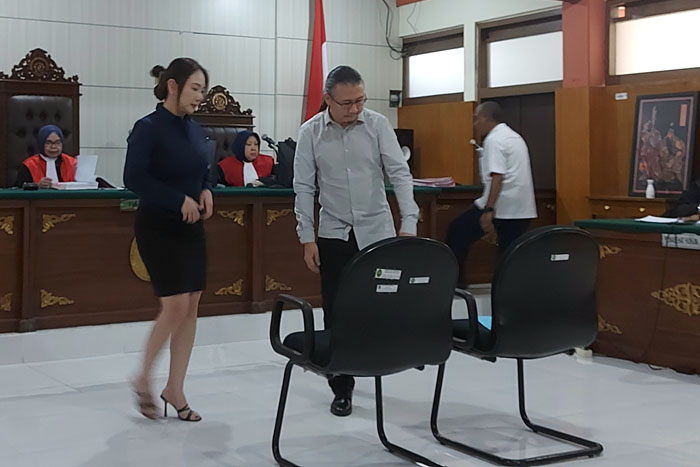 Herry Wiyono dan Debby Ratnawati, saksi korban saat memberi keterangan pada hakim PN Malang soal konsultan yang nilep uang pajak.