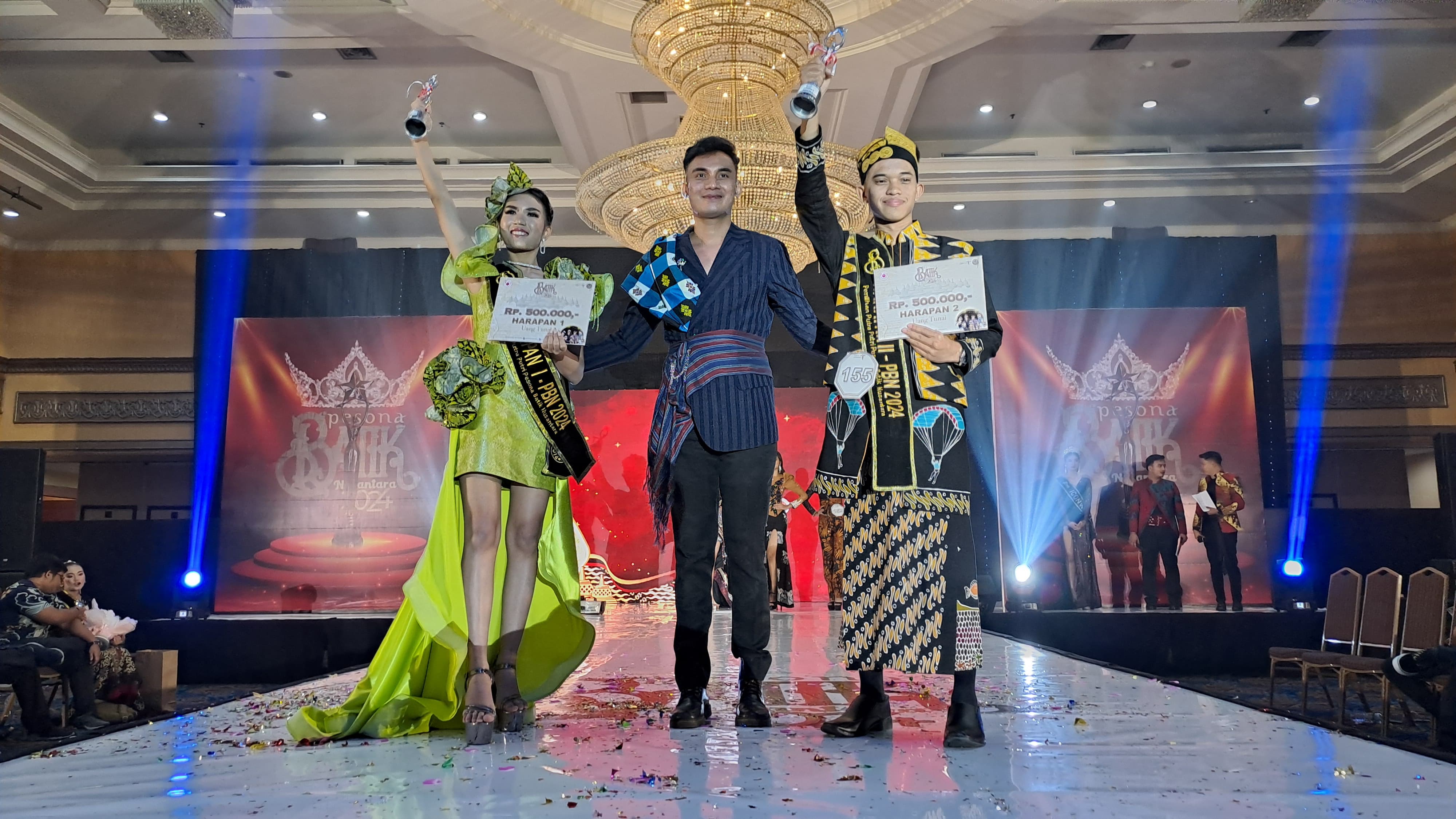MENASIONAL: Batik khas Donomulyo yang diperagakan oleh Iqbal Nurhainin Prakoso (kanan) meraih juara harapan 2 Pesona Batik Nusantara 2024, 23 Juni lalu.