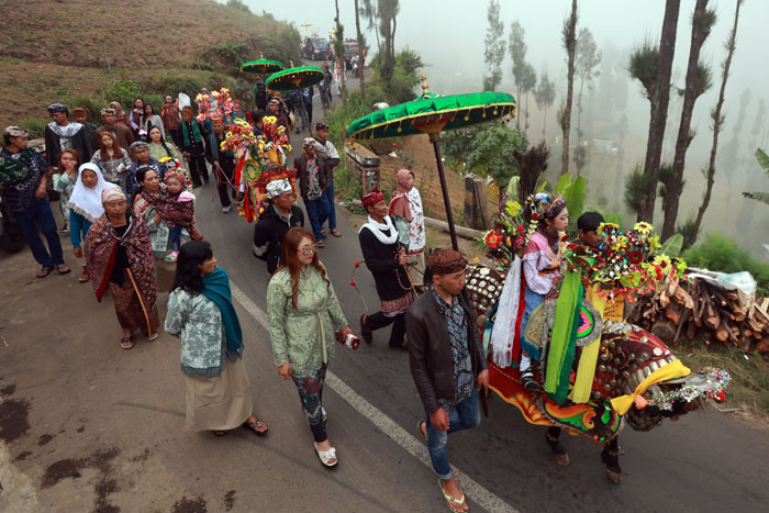 LESTARIKAN BUDAYA: Arak-arakan kuda kencak dilakukan di Desa Ngadas, Kecamatan Poncokusumo, kemarin (24/6). Tradisi turun temurun itu digelar salah satu pejabat desa di sana.