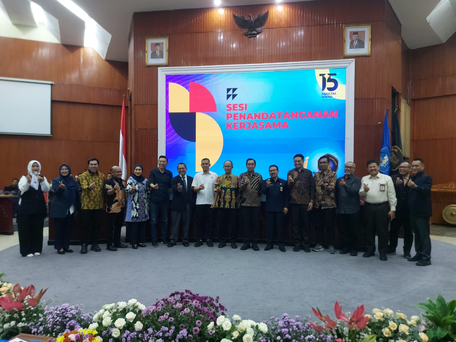 TINGKATKAN KUALITAS: Rektor Universitas Brawijaya Prof Widodo SSi MSi PhD (delapan dari kanan) menghadiri Dies Natalis ke-15 Fakultas Vokasi UB kemarin.