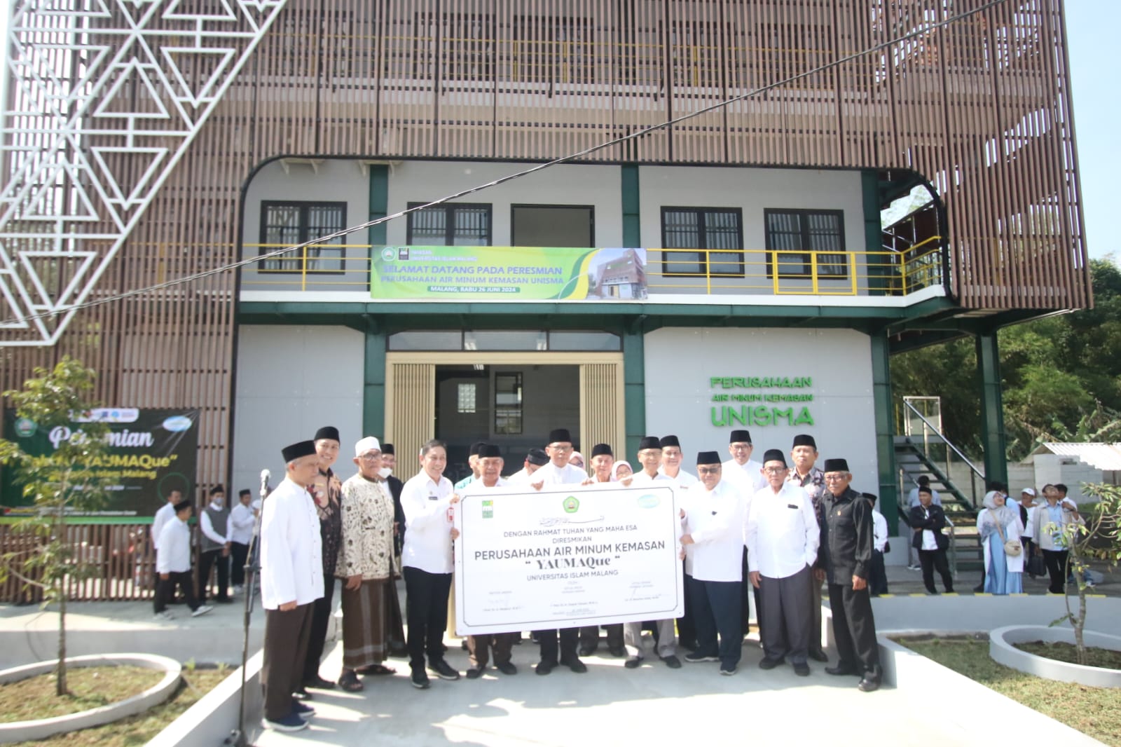 USAHA PERTAMA: Rektor Unisma Prof Dr H Maskuri MSi (tengah) dan pengurus Yayasan Unisma meresmikan perusahaan air minum Yaumaque kemarin. (Durotul Karimah/Radar Malang)