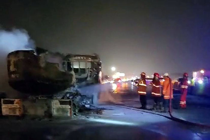 Petugas Damkar dan HSSE TBBM Madiun saat melakukan pemadaman Mobil tangki BBM yang terbakar di tol Ngawi