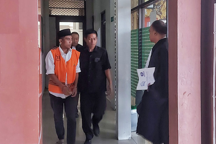Syamsul Arifin digiring di area pengadilan jelang pembacaan putusan kasus pencabulannya di Pengadilan Negeri Kepanjen kemarin (25/6).