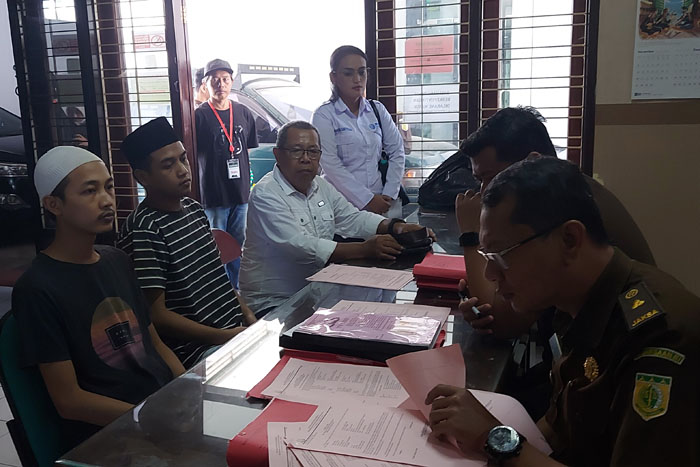 M. Wakhid Hasyim Afandi dan M. Iqbal Faisal Amir, 28 diserahkan penyidik polisi ke Kejari Kabupaten Malang kemarin (26/6).