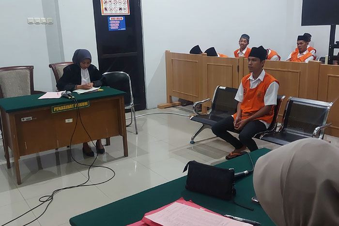 TERIMA: Didik Andrianto mendengarkan putusan yang dibacakan majelis hakim Pengadilan Negeri Kepanjen kemarin.