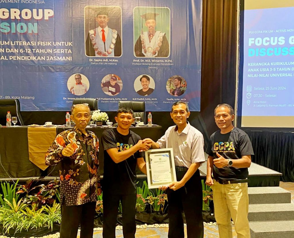 Dekan FIK UM, Dr. Sapto Adi, M.Kes (kedua dari kanan) memberikan sertifikat kegiatan FGD kepada peserta, didampingi Prof. Dr. M.E. Winarno, M.Pd (paling kiri), dan Dr. Imam Hariadi, M.Kes (paling kana