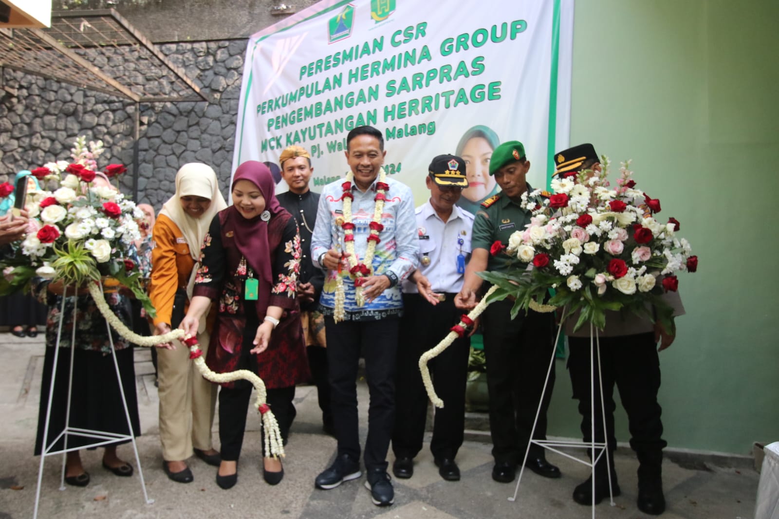 FASILITAS BARU: PJ Wali Kota Malang Wahyu Hidayat (empat dari kiri) bersama Direktur Rumah Sakit Hermina Tangkubanprahu dr Wenny Retno Sarie LMMRS FISQua (dua dari kiri) memotong pita peresmian.