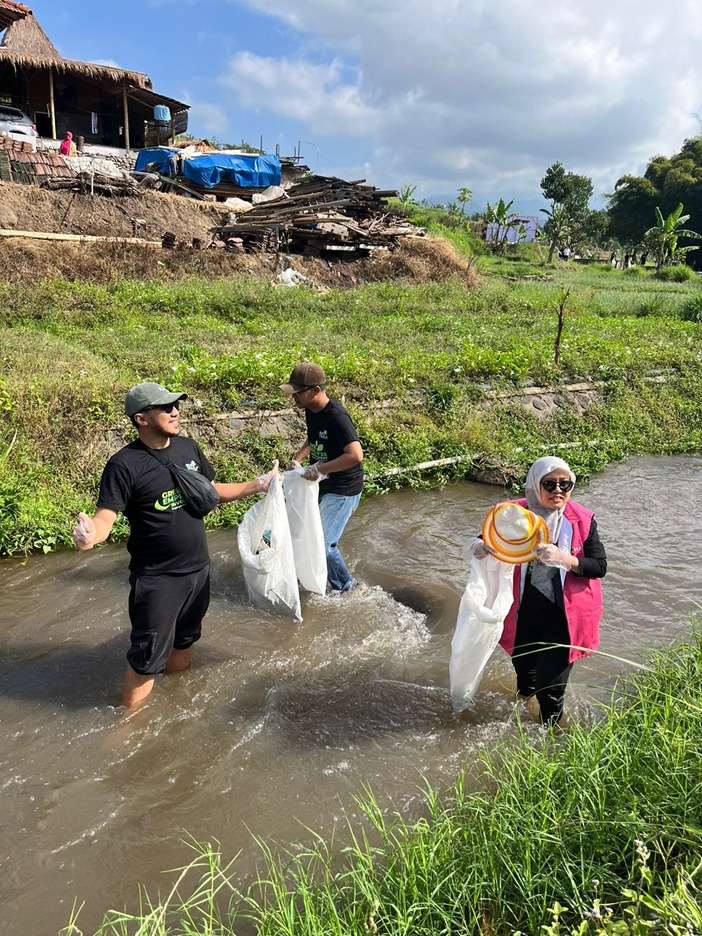 Aksi Nyata Tim Srikandi PT PLN (Persero) UIP JBTB dalam Kegiatan Bersih &ndash; Bersih Sungai Gedang Klutuk demi terwujudnya Tujuan Pembangunan Berkelanjutan (TPB) atau Social Development Goals (SDGs) 12.