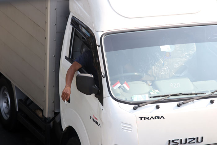 Salah satu pengemudi truk yang melintas di Jalan Ahmad Yani kedapatan merokok, kemarin.