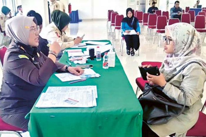 PELANGGAR PERDA: Sidang tindak pidana ringan digelar di di lantai empat Mini Block Office Pemkot Malang, kemarin.