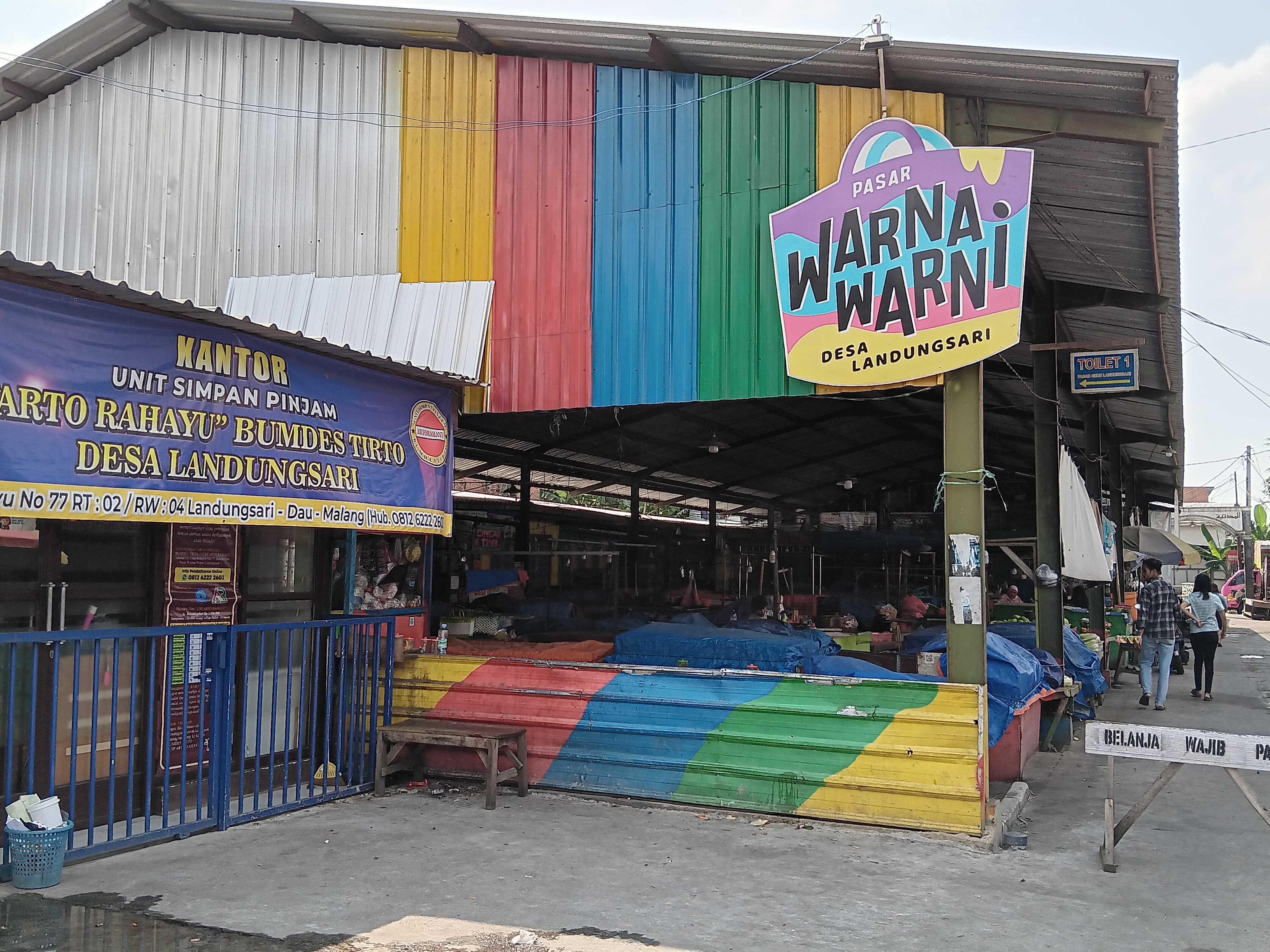 MAKIN BERKEMBANG: Pasar bercat warna-warni di Desa Landungsari, Kecamatan Dau dikelola oleh BUMDes kemarin.
