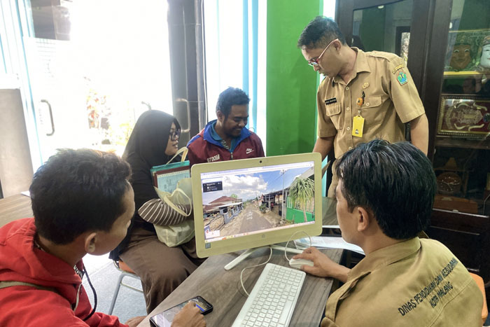 JALUR AFIRMASI: Seorang wali murid konsultasi dengan tim PPDB di posko Dinas Pendidikan dan Kebudayaan Kota Malang pada pendaftaran hari terakhir (26/6).
