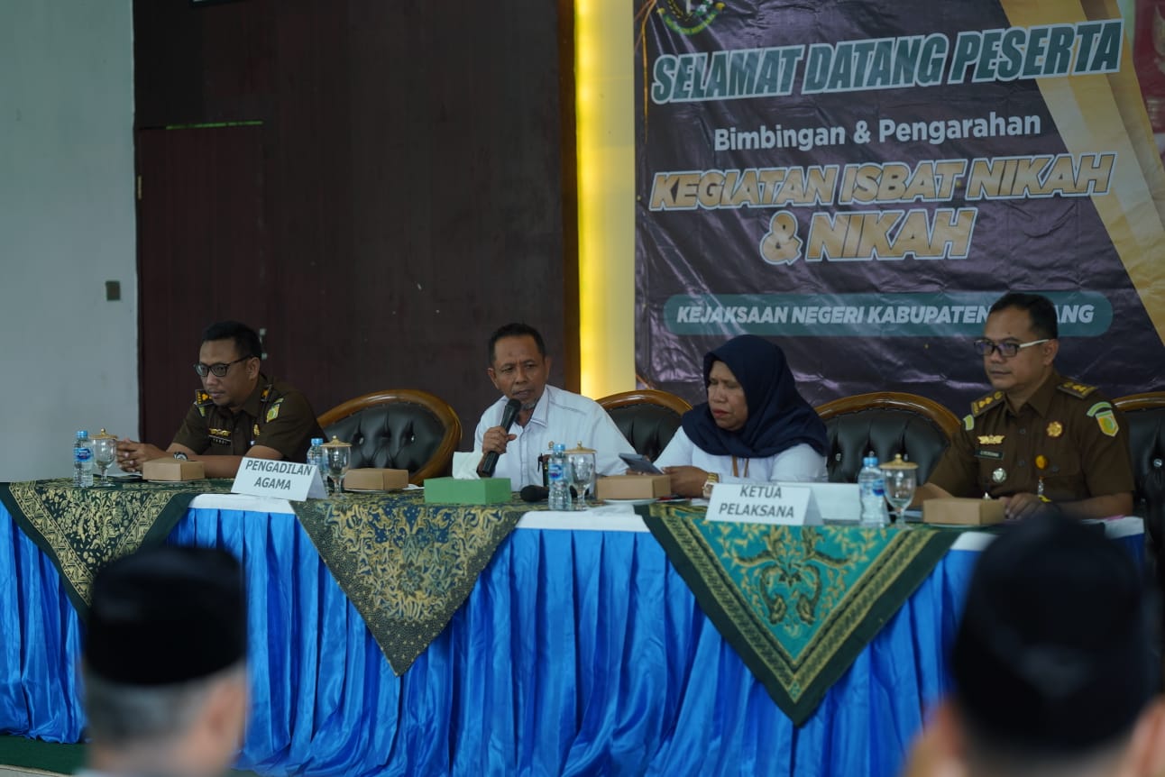 SAHKAN PERNIKAHAN: Perwakilan dari kejaksaan, pengadilan, dan Kemenag menggelar sidang isbat nikah di kantor PA Kabupaten Malang.
