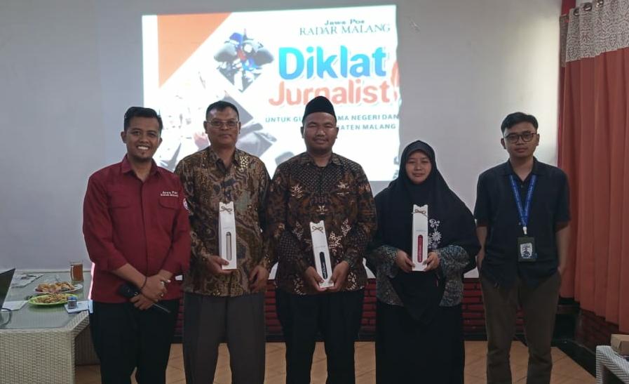 BERI APRESIASI : Hadiah Eksklusif dari Jawa Pos Radar Malang untuk peserta Diklat Jurnalistik Guru SMA/MA se-Kabupaten Malang, Kamis (27/6).