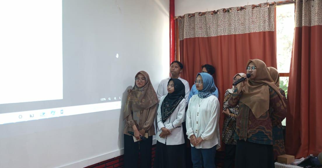JADI WARTAWAN : Presentasi hasil karya salat satu kelompok saat sesi belajar menjadi jurnalis.