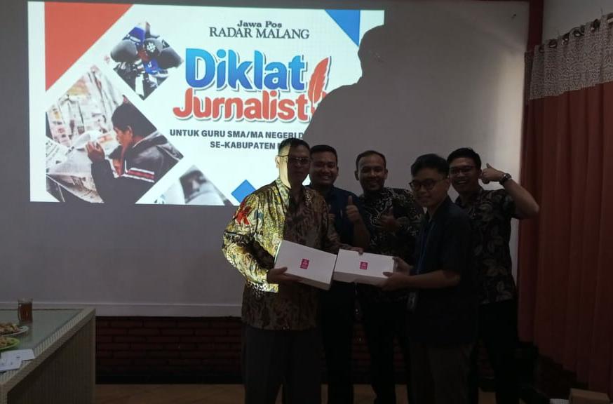 TERBAIK : Hadiah dari Asisten Redaktur Jawa Pos Radar Malang Aditya Novrian kepada kelompok "Jaya Jaya Jaya Jaya".