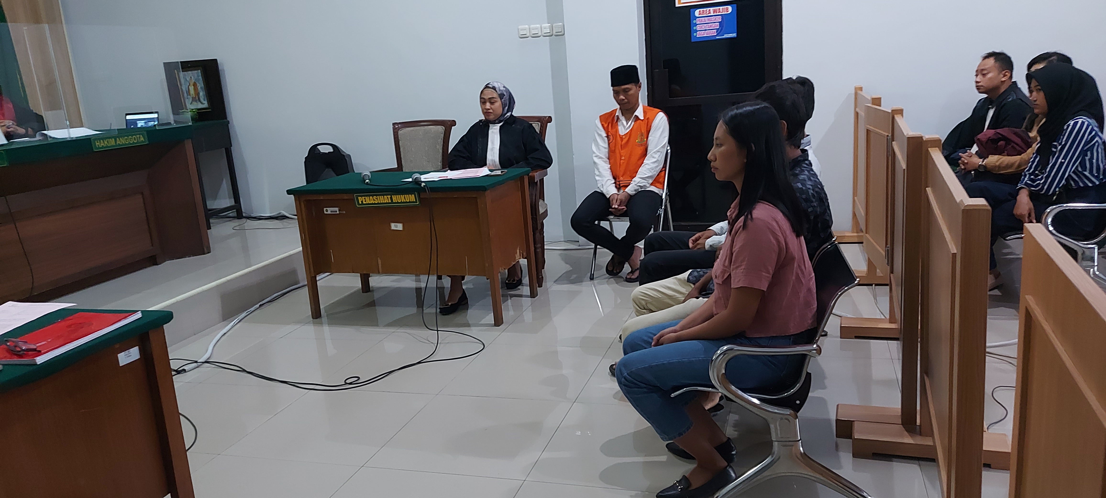 PERNAH DIPENJARA: Terdakwa Pidyas Moro Adyanto (pakai rompi tahanan) mendengarkan keterangan korban dan dua saksi di PN Kepanjen kemarin (1/7)